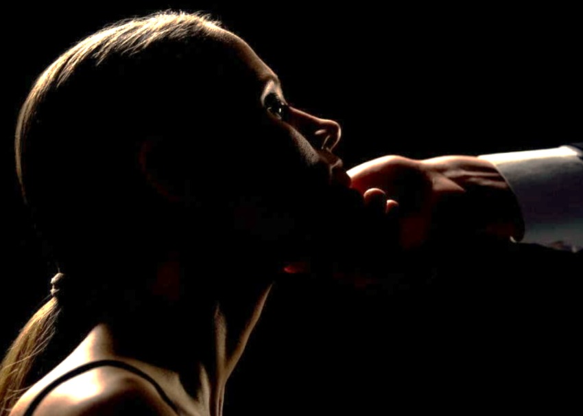 Masterlookingatthesubmissive